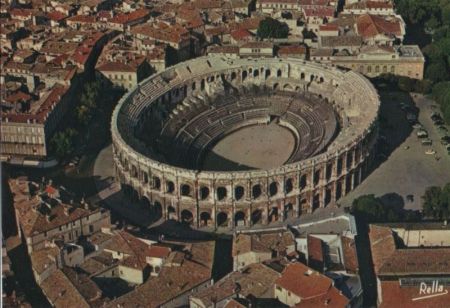Frankreich - Nimes - Vue aerienne des arenes - ca. 1980 Frankreich - Nimes - Vue aerienne des arenes - ca. 1980