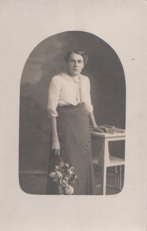 Frau mit Blumenstrauß - 1915 Frau mit Blumenstrauß - 1915