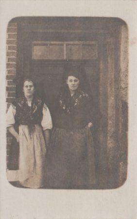 Zwei Frauen vor der Haustür - ca. 1935 Zwei Frauen vor der Haustür - ca. 1935