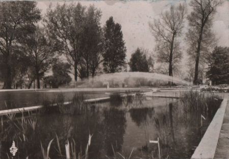 Köln - Bundesgartenschau, Blumenbecken mit Wasserspiel - 1958 Köln - Bundesgartenschau, Blumenbecken mit Wasserspiel - 1958