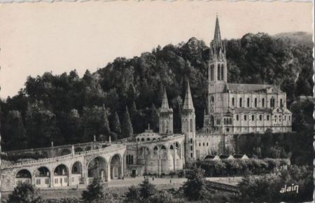 Frankreich - Lourdes - La Basilique de profil - ca. 1955 Frankreich - Lourdes - La Basilique de profil - ca. 1955