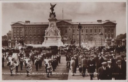 Großbritannien - London - Victoria Memorial, Buckingham Palace and Guards - ca. 1950 Großbritannien - London - Victoria Memorial, Buckingham Palace and Guards - ca. 1950