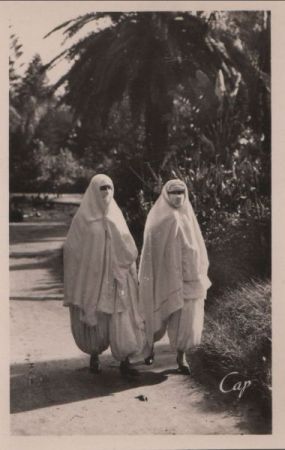 Mauresques en promenade - ca. 1950 Mauresques en promenade - ca. 1950