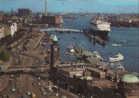Hamburg - Landungsbrücke mit Queen Elizabeth Hamburg - Landungsbrücke mit Queen Elizabeth