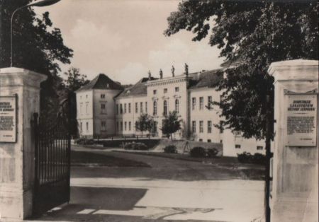 Rheinsberg - Eingang zum Schloß - ca. 1960 Rheinsberg - Eingang zum Schloß - ca. 1960