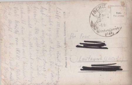 Blühende Bergwiese Haus im Hintergrund Blühende Bergwiese Haus im Hintergrund