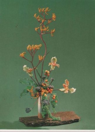 Känguruhzweige mit Frauenschuh-Orchidee Arrangement Känguruhzweige mit Frauenschuh-Orchidee Arrangement