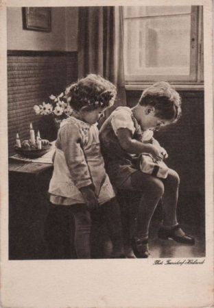 Kindern beim Geschenkpacken Kindern beim Geschenkpacken