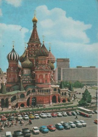 Moskau - Russland - Parkplatz vor Gebäude Moskau - Russland - Parkplatz vor Gebäude