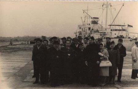 Menschen - vor Schiff Menschen - vor Schiff