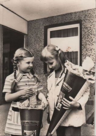Zum Schulbeginn zwei Mädchen Zum Schulbeginn zwei Mädchen