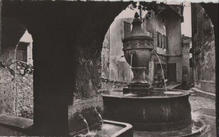 Frankreich - Saint-Paul-de-Vence - La Fontaine - ca. 1950 Frankreich - Saint-Paul-de-Vence - La Fontaine - ca. 1950