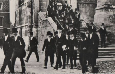 Großbritannien - Eton - Boys leaving Chapel - ca. 1950 Großbritannien - Eton - Boys leaving Chapel - ca. 1950