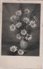 Blumen in gestreifter Vase