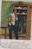 Mann bvor Schrank
