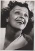 Edith Piaf lachend